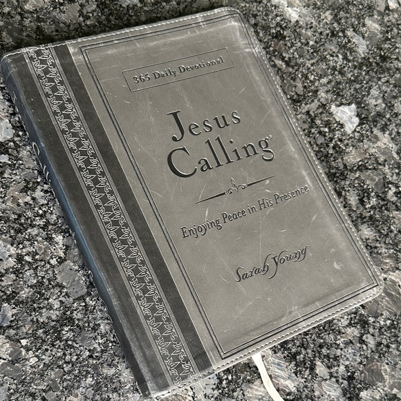 Jesus Calling: 365 Daily Devotional, by Sarah Young, Thomas Nelson 2011 GUC - Picture 3 of 16